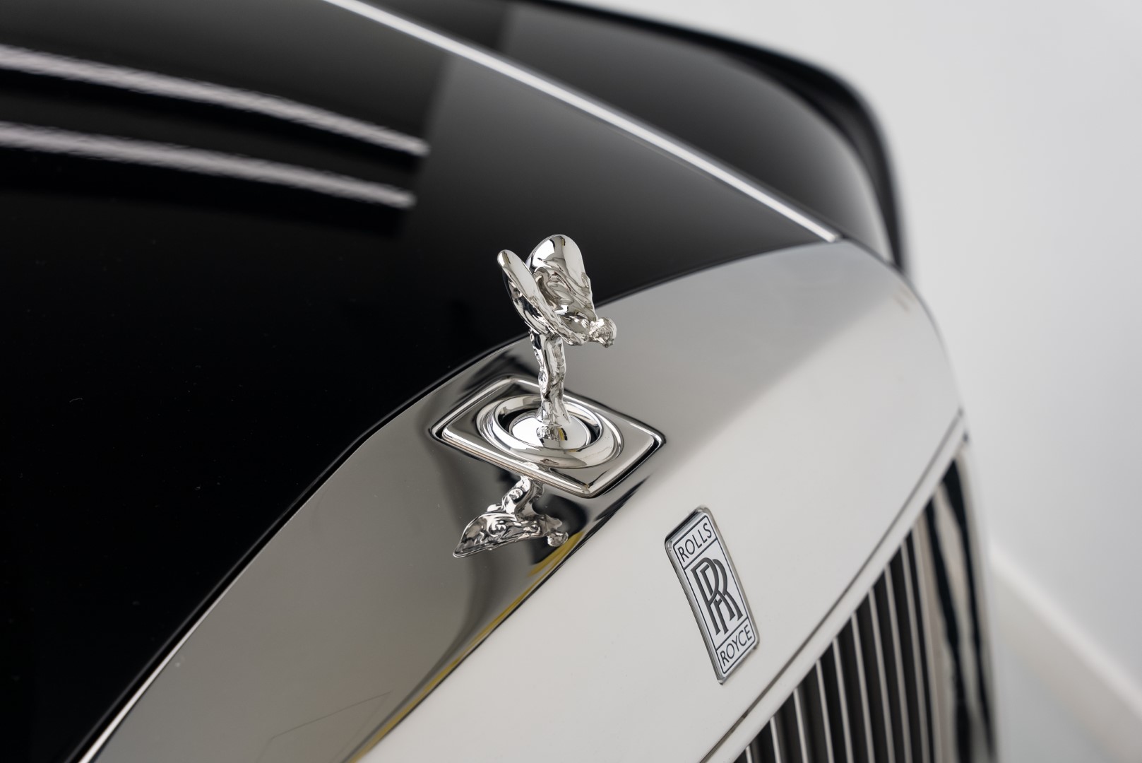 2024 ROLLS ROYCE PHANTOM EXTENDED. SERENTY SEATS. BESPOKE SOUND SYSTEM. REAR CURTAINS.